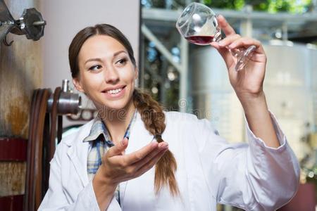 阿拉伯語醫生收到了工資日的概念。 穆斯林醫生在辦公室里數美元。 阿拉伯醫生持有金錢醫療咨詢。 醫院概念。 健康的概念。 醫療保健相似素材圖片第13頁-攝圖新視界