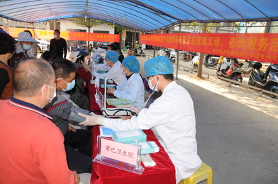 我市在覃巴鎮(zhèn)開展健康義診和健康咨詢服務活動